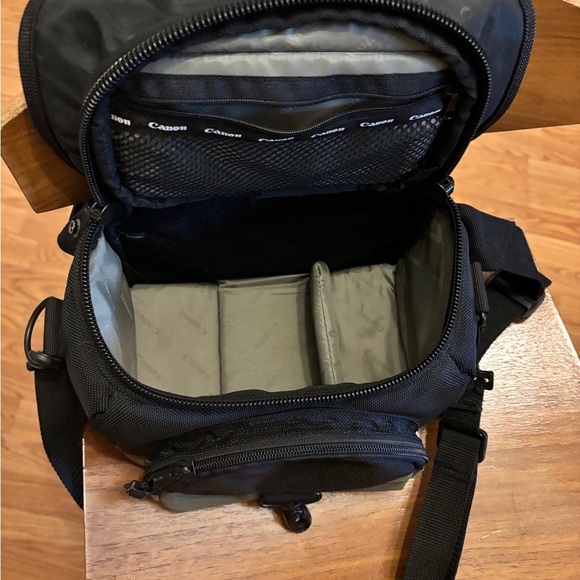 Canon 100EG Custom Gadget Bag
Water-repellent nylon
Carry handle
Shoulder strap - Picture 4 of 10